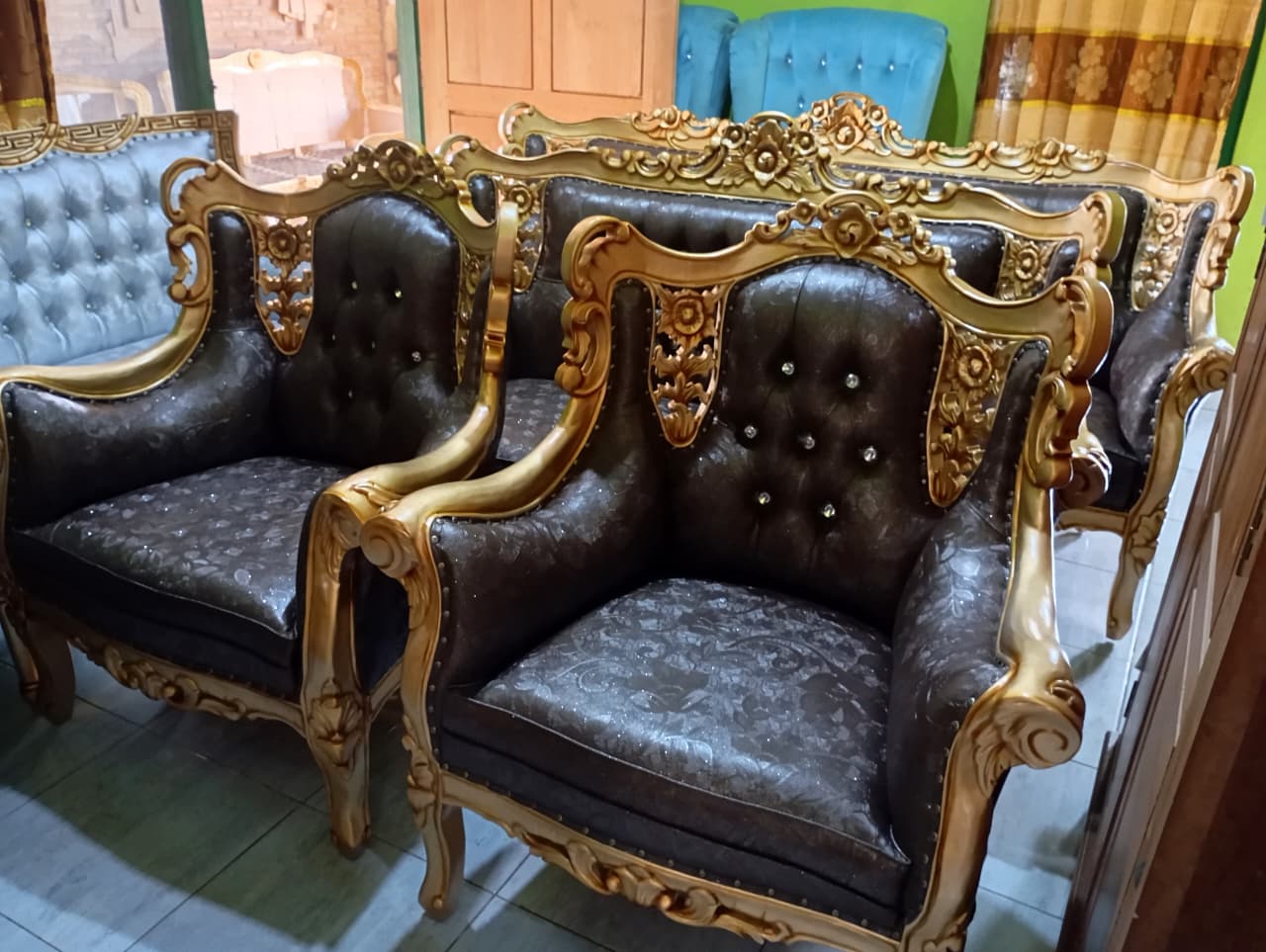Sofa Klasik Elegan, Pesona Mewah yang Tak Pernah Pudar