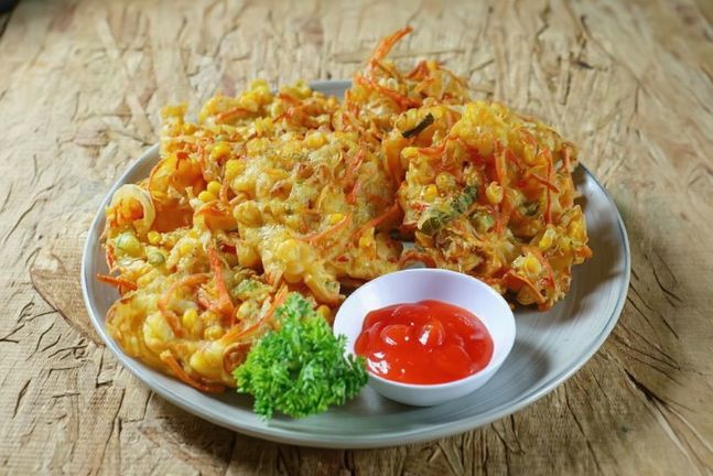 Bukan Bakwan Biasa! “Bakwan Sayur Kriuk Setan” Renyahnya Tipis, Rasanya Pedas Nagih!