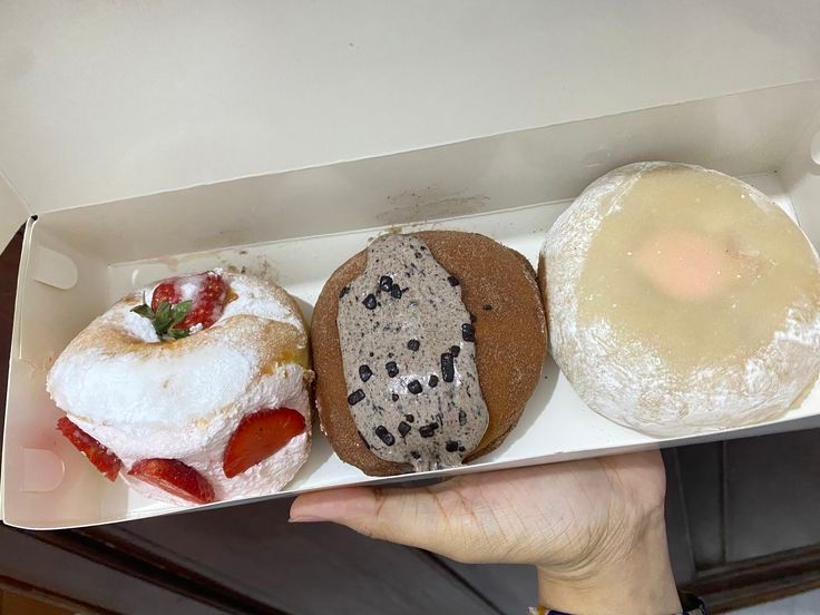 Lagi Cari yang Manis? Jangan Pilih yang Biasa! Mochi Donat: Kenyalnya Dapet, Toppingnya Melimpah